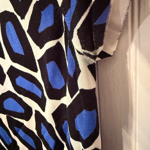 Carlisle Geometric Black and Blue Small Top - Picture 4 of 5